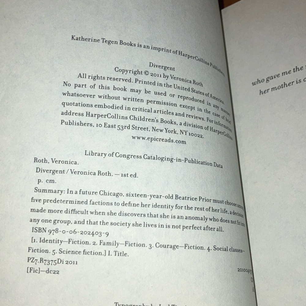 Divergent Book by Veronica Roth - Picture 5 of 9